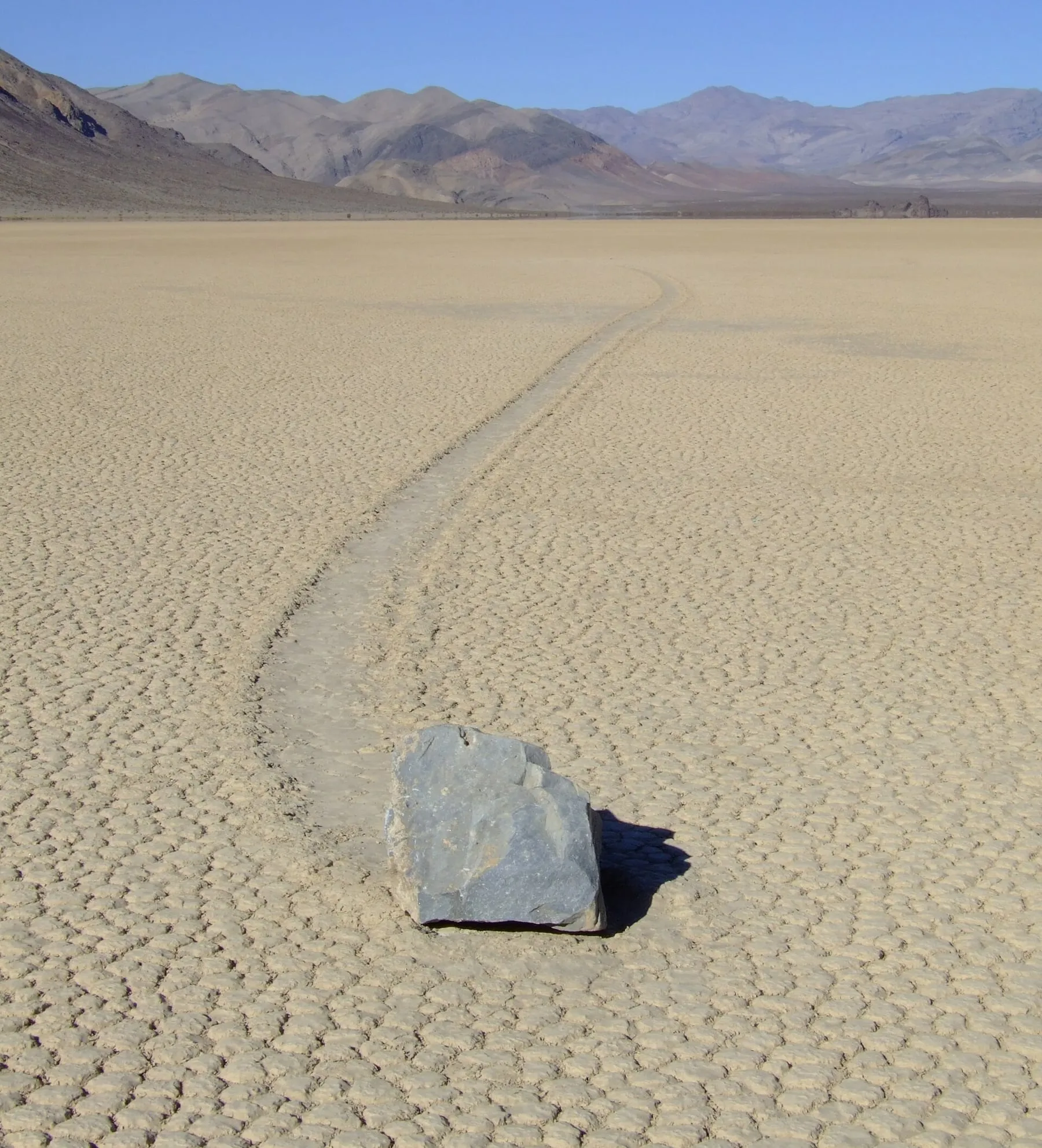Kamień i ślad za nim na Racetrack Playa w Dolinie Śmierci